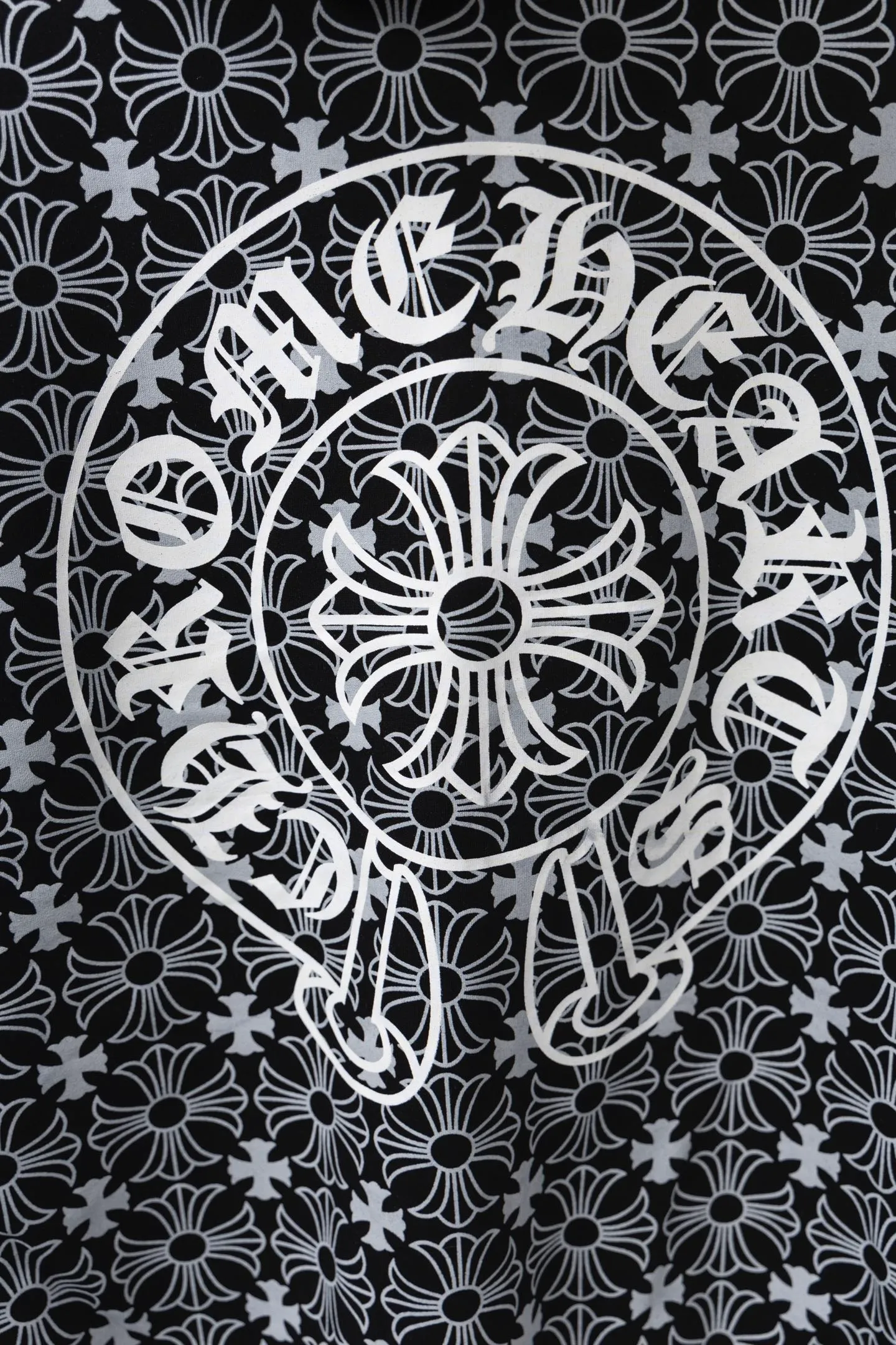 P310 Style No.: M022 𝐂𝐇𝐑𝐎𝐌𝐄 𝐇𝐄𝐀𝐑𝐓𝐒/Cro Heart Hooded 23FW new full printed Sanskrit open and close sweatshirt Full dark pattern print as the backing to show a sense of mystery Sanskrit embroidery on the front chest Metal zipper closure Classic Sanskrit print design on both arms Classic big horseshoe print on the back, overall high-end and versatile, same style for men and women Size: S-XL